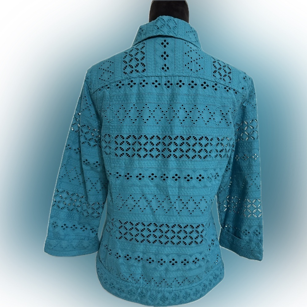 Tailored eyelet turquoise 3/4 sleeve button-down blouse size small - Picture 3 of 5